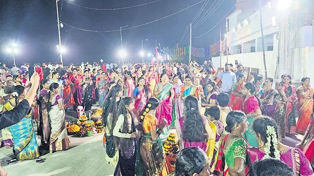ఏమేమి పువ్వొప్పునే గౌరమ్మ..