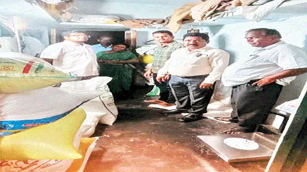 79 పంచదార ప్యాకెట్లు సీజ్‌