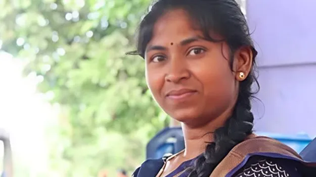 పారిశుధ్య కార్మికురాలిపై కారం చల్లి, పెట్రోల్‌ పోసి నిప్పంటించి..