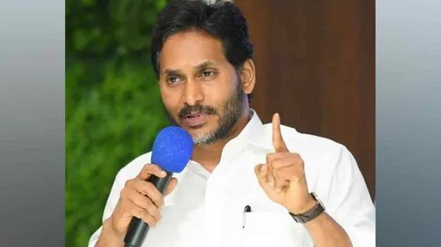 నేనొస్తే తాటతీస్తా