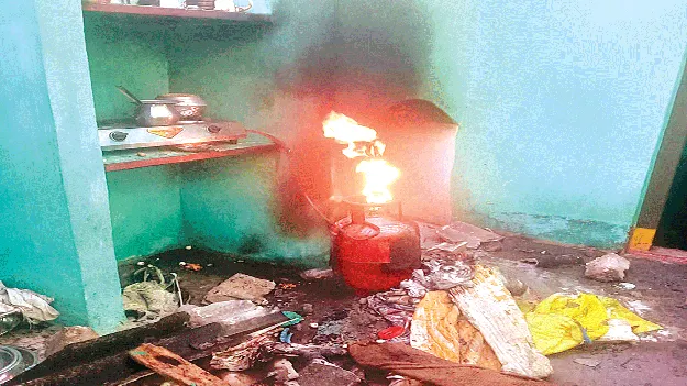 గ్యాస్‌ లీకై ముగ్గురికి గాయాలు