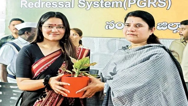    సబ్‌ కలెక్టర్‌గా మనీషా బాధ్యతల స్వీకరణ 