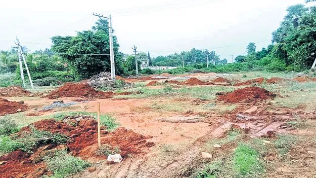 పేదల స్థలాలపై పెద్దల కన్ను