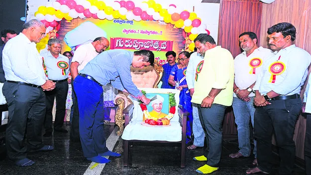 విద్యార్థులకు నైతిక విలువలు నేర్పాలి 