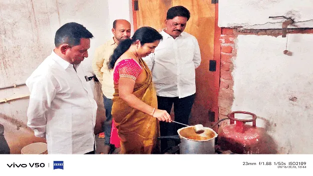 హాస్టల్‌ పిల్లల పొట్ట కొట్టొద్దు