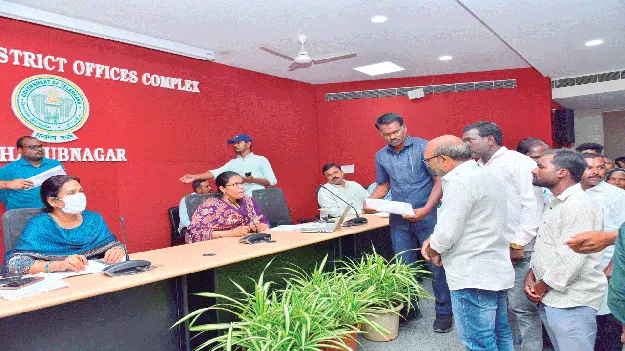 ఫిర్యాదుల పరిష్కారంలో అలసత్వం వహించొద్దు