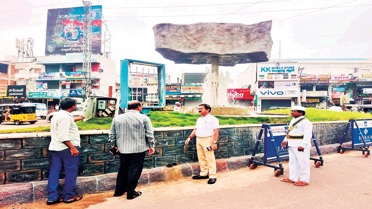 కూడళ్ల మరమ్మతు చేపట్టాలి
