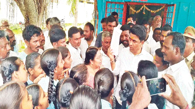 చౌడేశ్వరి దేవి ఆలయ నిర్మాణానికి సహకారం