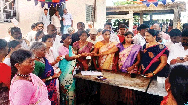 లట్టుపల్లిలో స్మార్ట్‌ రేషన్‌కార్డుల పంపిణీ