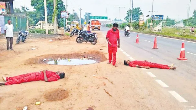 భవానీలపైకి దూసుకెళ్లిన కారు