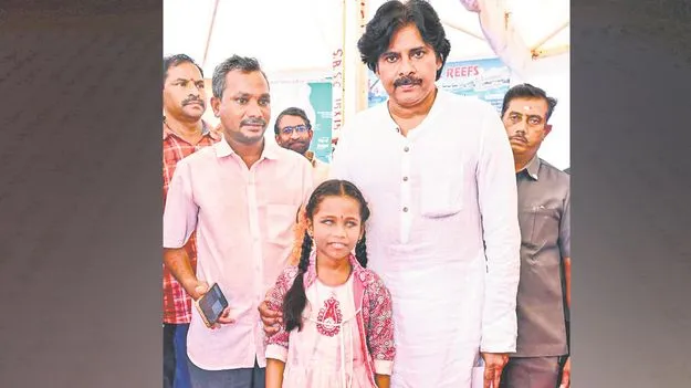 అంధ విద్యార్థినిని కలిసిన పవన్‌