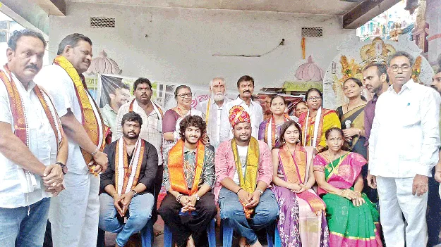 భీమవరంలో తెల్లకాగితం యూనిట్‌ సందడి 