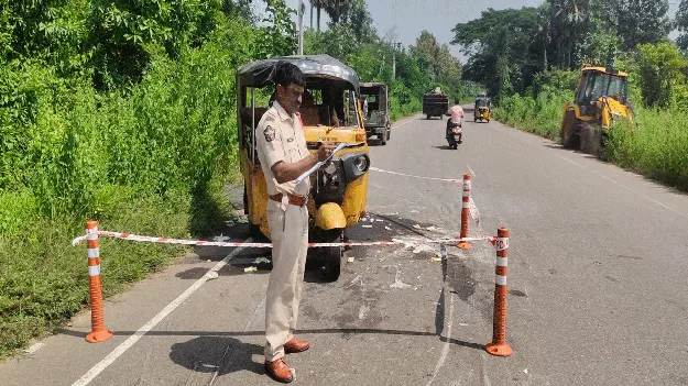 ద్విచక్ర వాహనం ఢీకొని ఆటో బోల్తా