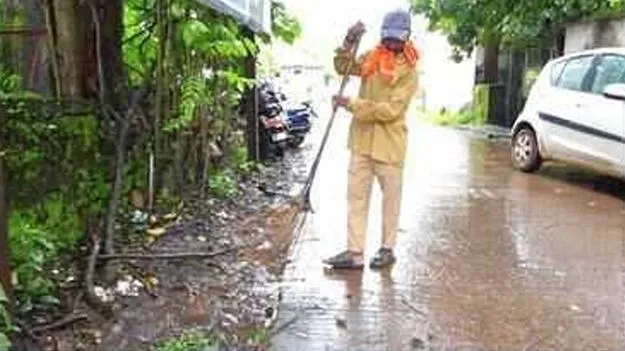 ఫార్చూనర్‌ కారులో వచ్చి.. రోడ్లు ఊడ్చి..