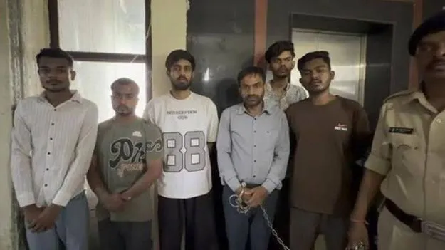 సీల్డ్‌ కవర్‌లో ఉన్న ప్రశ్నపత్రాన్ని ఎండోస్కోపీ కెమెరాతో వీడియో తీసి లీక్‌