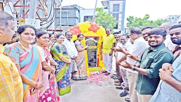 గొడ్డలి పార్టీ నేతలను నిలదీయండి
