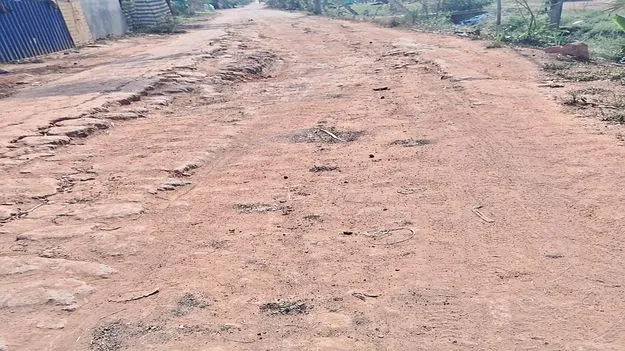 రోడ్లపై తారు మరిచారు..!