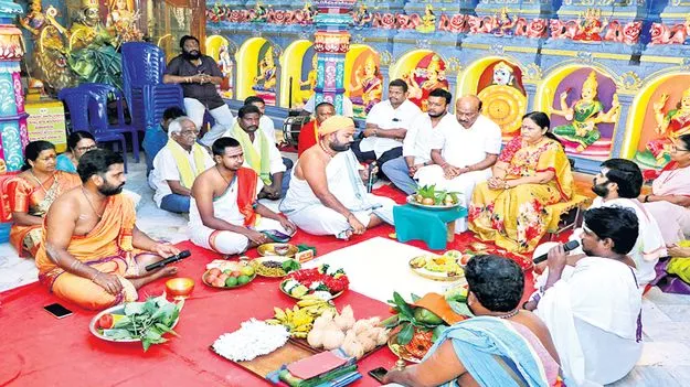 భక్తిశ్రద్ధలతో వరుణ యాగం