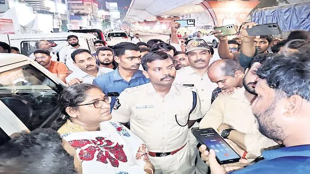 కదంతొక్కిన స్వర్ణ వార్డు/ స్వర్ణ గ్రామ  ఉద్యోగులు