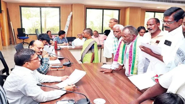 ఫిర్యాదులు పెండింగ్‌ పెట్టొద్దు