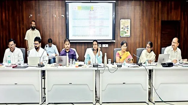 పెండింగ్‌ దరఖాస్తులను త్వరగా పరిష్కరించాలి: కలెక్టర్‌ 