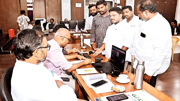 ఫిర్యాదుల పరిష్కారానికి ప్రాధాన్యం ఇవ్వాలి
