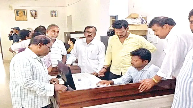 ‘పింఛన్ల’ సందడి