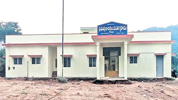 బాలికల వసతికి పెద్దపీట