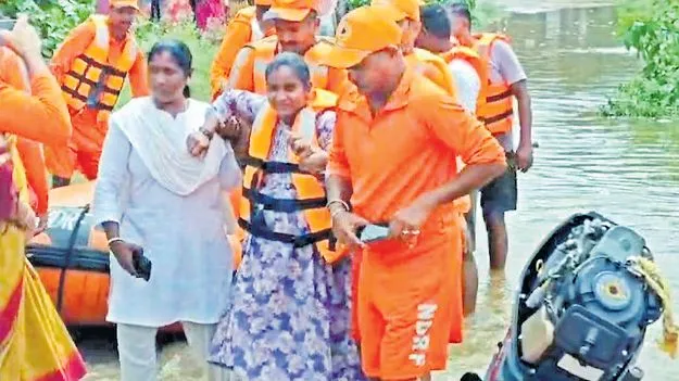 గర్భిణిని రక్షించిన అధికారులు