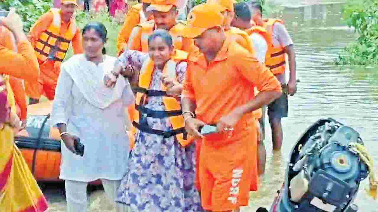 గర్భిణిని రక్షించిన అధికారులు