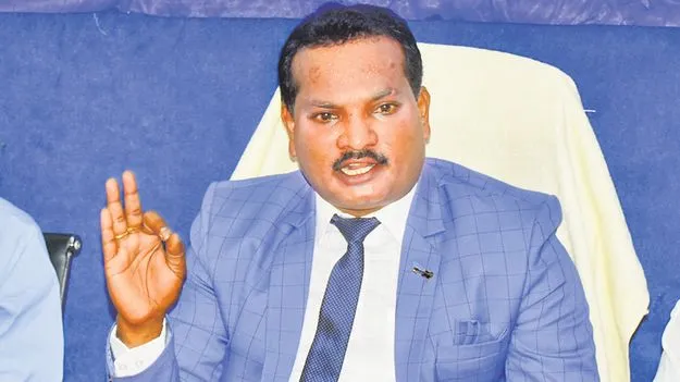 జడ్జీలకు దురుద్దేశాలు ఆపాదిస్తారా?