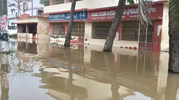 వరద ముంపులో పోలింగ్‌ కేంద్రాలు