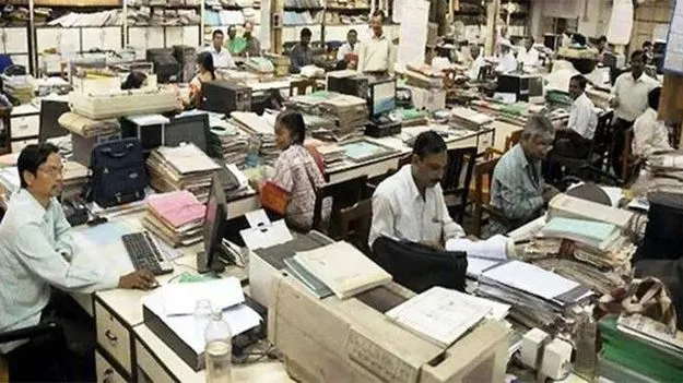 8.23 లక్షల ఉద్యోగాలు ఖాళీ!