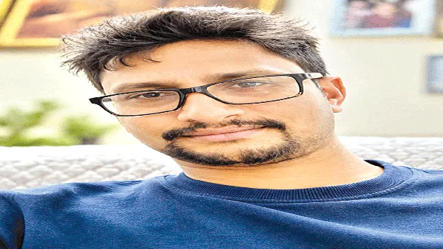 చెరువులోకి దూసుకెళ్లి మునిగిన కారు 