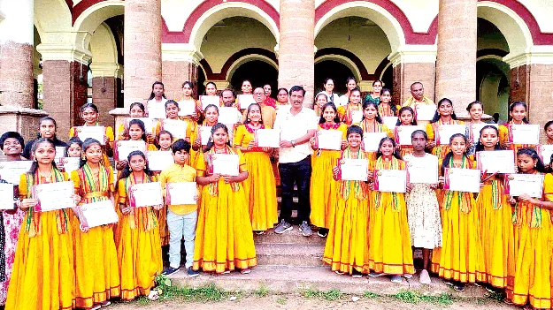 కళాప్రదర్శనలకు బొబ్బిలి కళాకారులు 