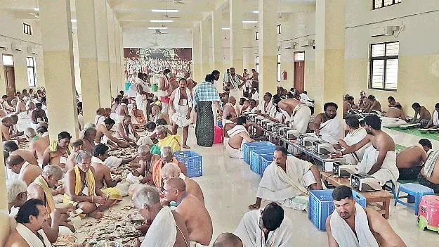 శ్రీవారి హుండీల ఆదాయం రూ.1.27 కోట్లు
