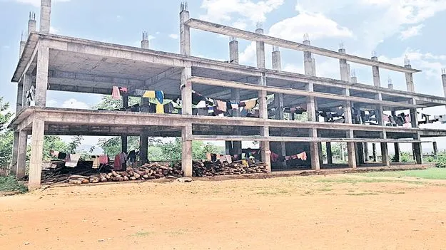 సరస్వతీ నిలయంలో సమస్యల కొలువు