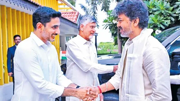 విజయ్‌ రాకతో బెజవాడ దద్దరిల్లింది!