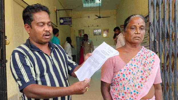 తహసీల్దారు కార్యాలయంలో తల్లీకుమారుడి ఆత్మహత్యాయత్నం