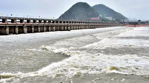 ప్రకాశం బ్యారేజీకి తగ్గిన వరద