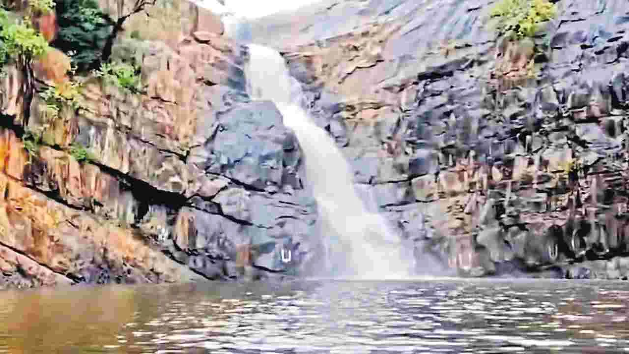 నెమలిగుండంలోకి జలధార