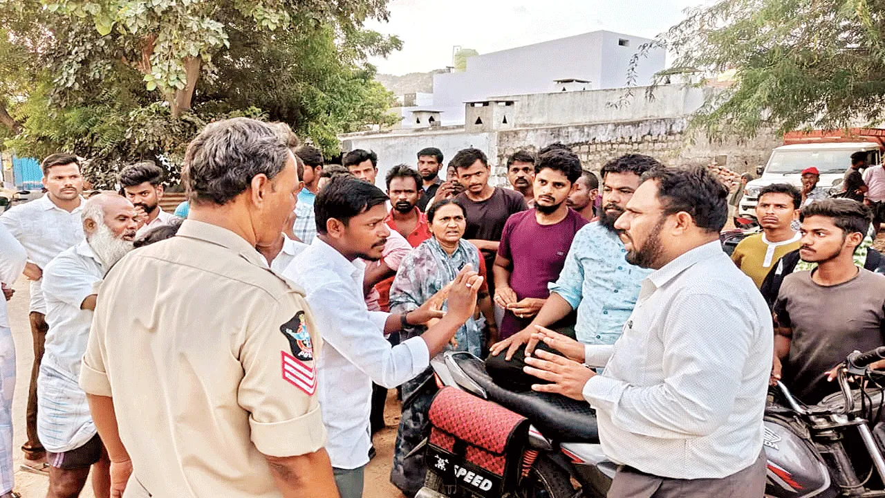 బియ్యం వ్యాపారుల ఇళ్లలో సోదాలు