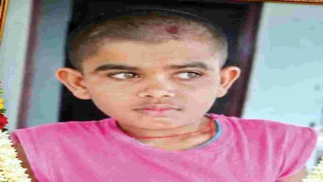 తండ్రి మరణాన్ని తట్టుకోలేక..