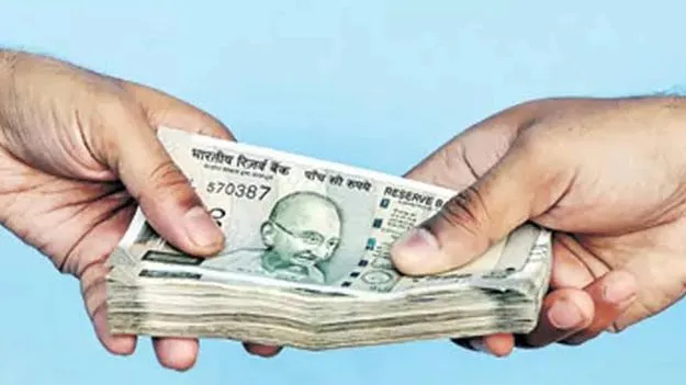 లంచం తీసుకుంటూ ఏసీబీకి చిక్కిన వీఆర్వో!