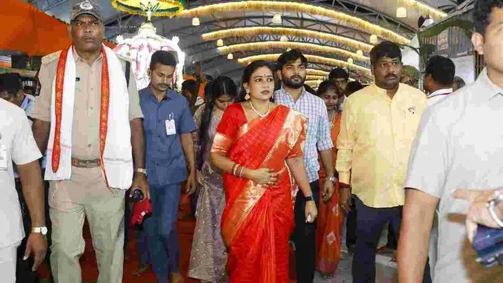 విజయవాడ కనకదుర్గమ్మను దర్శించుకున్న రామ్మోహన్, అనిత