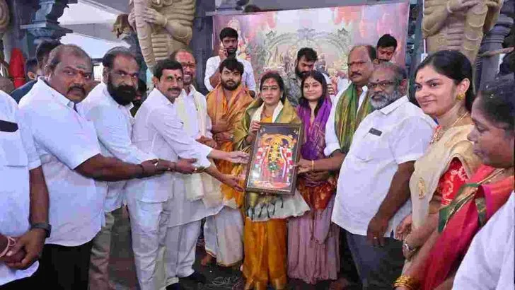 అనకాపల్లి నూకాంబికా అమ్మవారిని దర్శించుకున్న హోం మంత్రి అనిత 