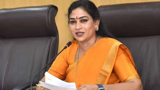  సింహాచలం అప్పన్న స్వామిని కుటుంబ సమేతంగా దర్శించుకున్న హోం మంత్రి అనిత