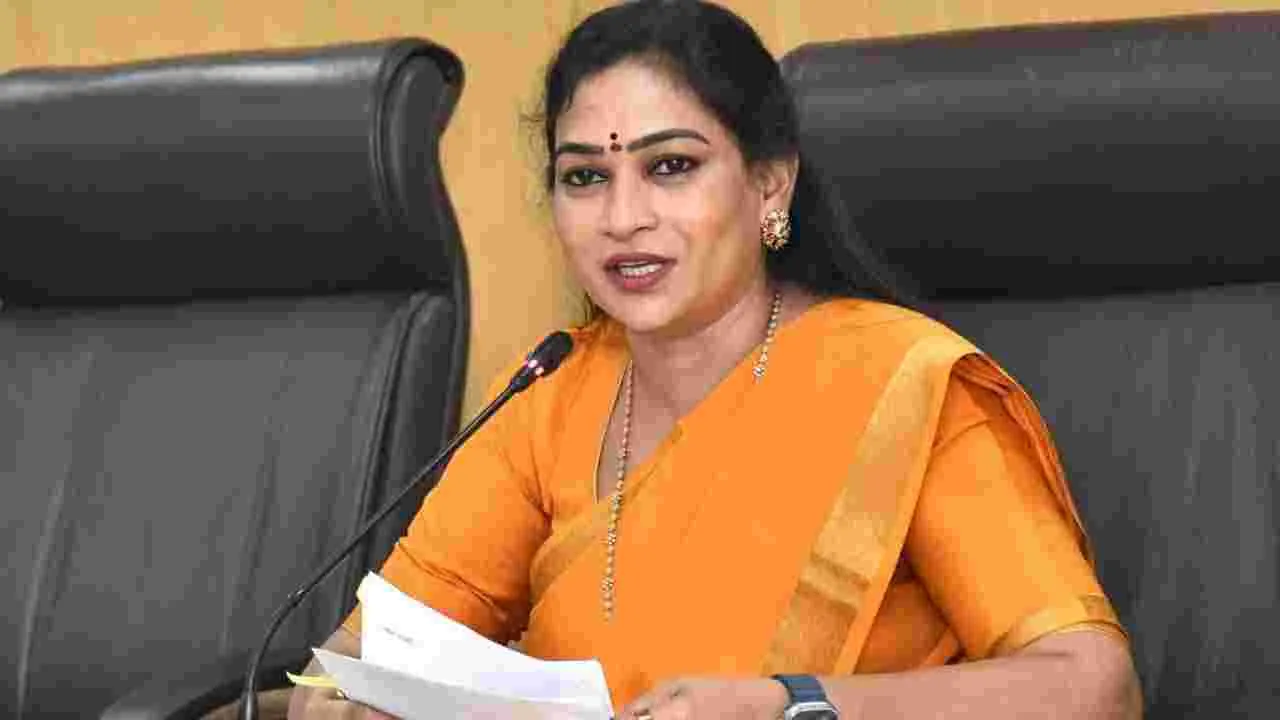 సింహాచలం అప్పన్న స్వామిని కుటుంబ సమేతంగా దర్శించుకున్న హోం మంత్రి అనిత