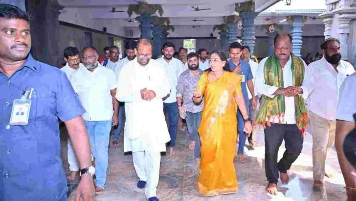అనకాపల్లి నూకాంబికా అమ్మవారిని దర్శించుకున్న హోం మంత్రి అనిత 
