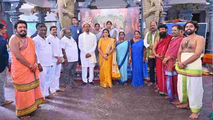 అనకాపల్లి నూకాంబికా అమ్మవారిని దర్శించుకున్న హోం మంత్రి అనిత 